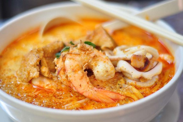 Wine Pairing: Seafood Laksa with Jura White Wine